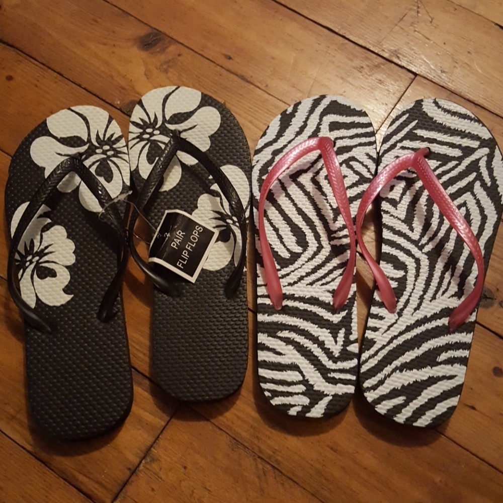 2 pairs of flip flops